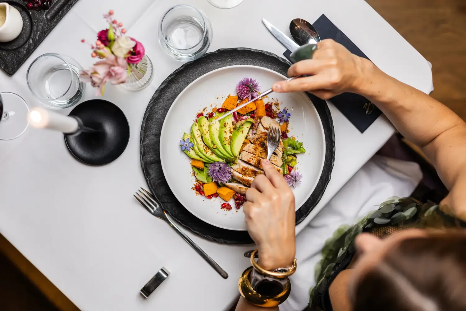 Fotograf restaurant: ghid complet pentru imagini care vând (foto + video)